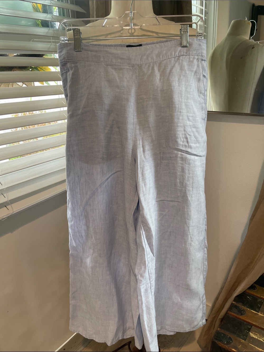 Tahari women’s Light Blue Linen pants